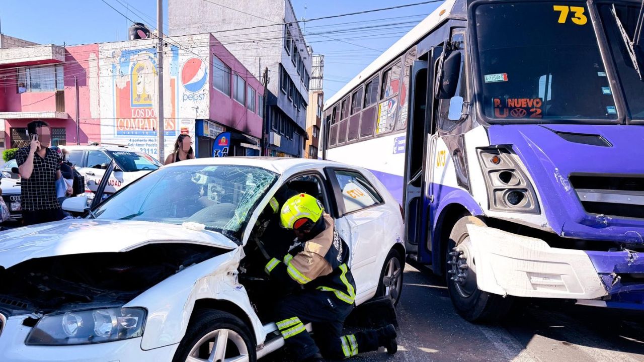 FOTOS: Conductor queda ATRAPADO en vehículo tras fuerte choque en la 4 Poniente HOY