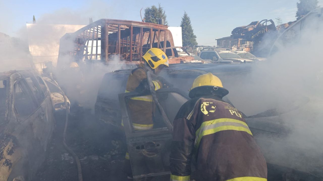 FOTOS: Incendio en corralón desató pánico en Cuautlancingo hoy; 29 vehículos quedaron calcinados