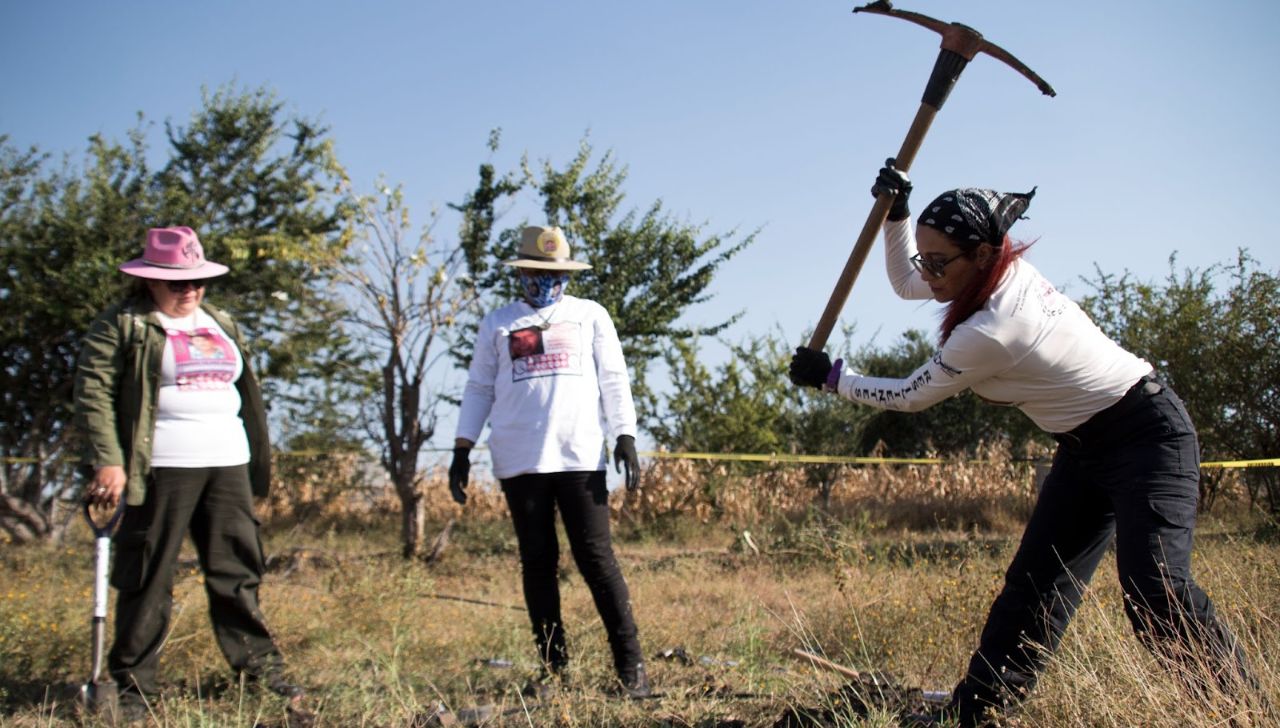 Madres buscadoras colocan "el árbol de los desaparecidos" en CDMX