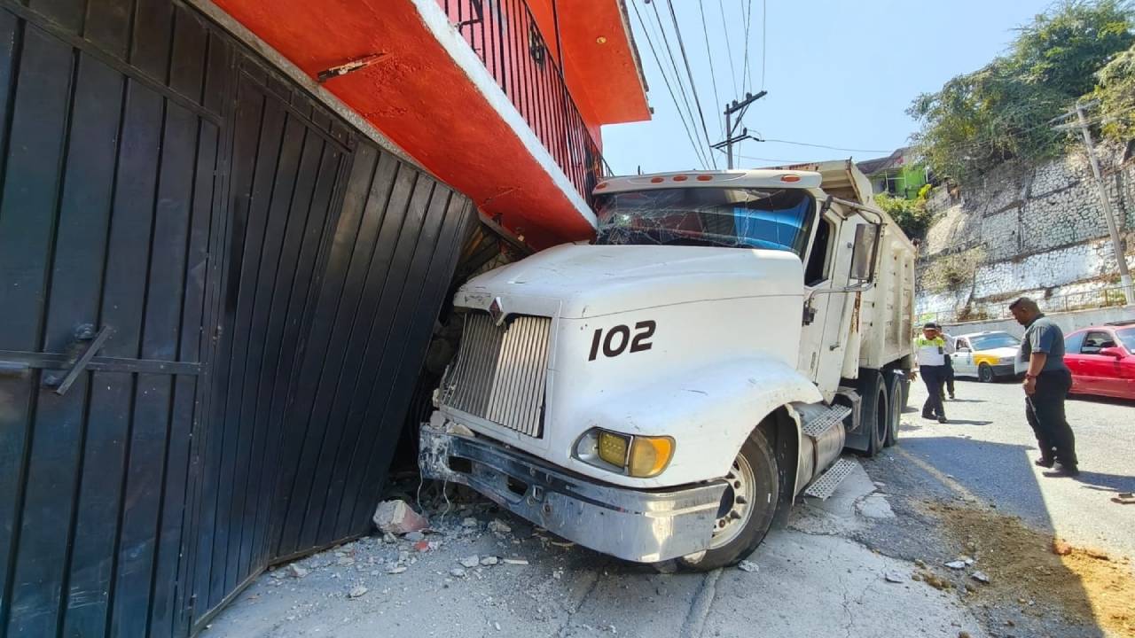 Accidente en Acapulco: camión de volteo se queda sin frenos y choca ...