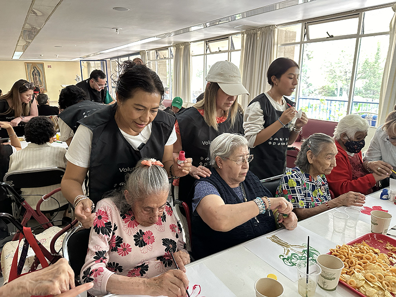 Grupo de adultos mayores disfrutando