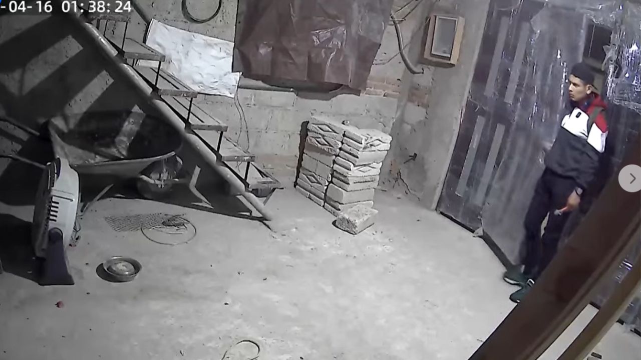 VIDEO: Captan a sujeto irrumpiendo en vivienda en la colonia Loma Bella, Puebla; lo acusan de robo