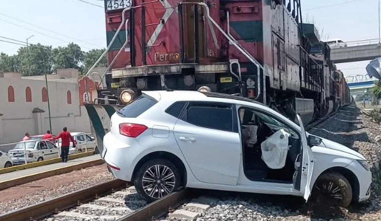 VIDEOS: ¿Tenía mucha prisa? Camioneta intenta ganarle el paso al tren… Así quedó la unidad HOY