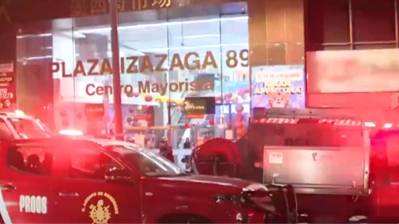 CDMX: Incendio en el Centro de la CDMX consume locales de la Plaza ...