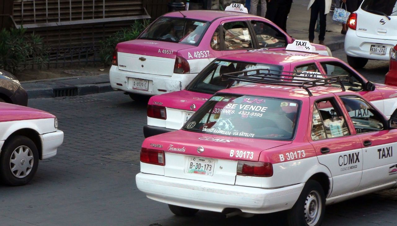 ¡Se pasó de listo! Taxista le roba el celular a joven en estado de ebriedad en el Centro Histórico | VIDEO
