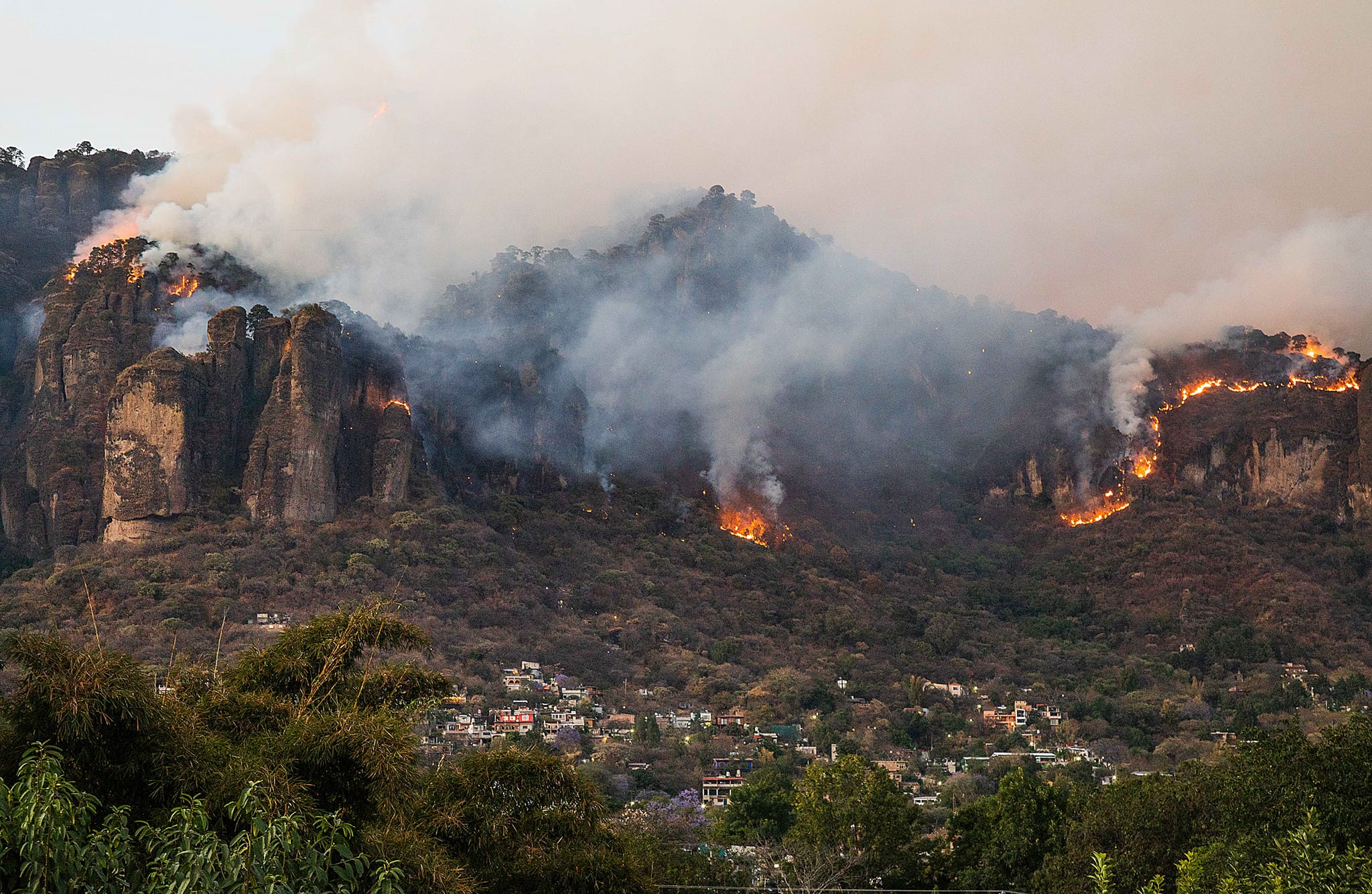 Controlan al 100% el incendio en cerro del Tepozteco