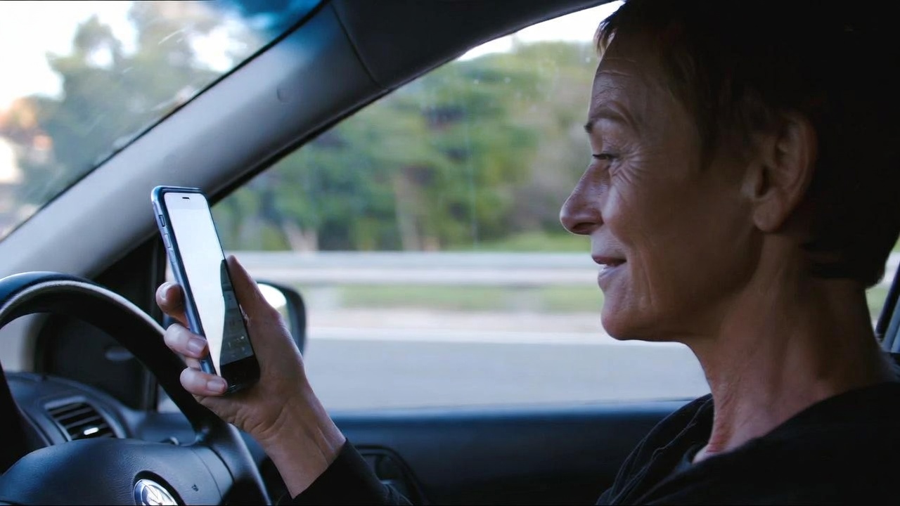 En Jalisco sube la multa por usar el celular al volante: esto pagarás desde el 1 de febrero de 2026