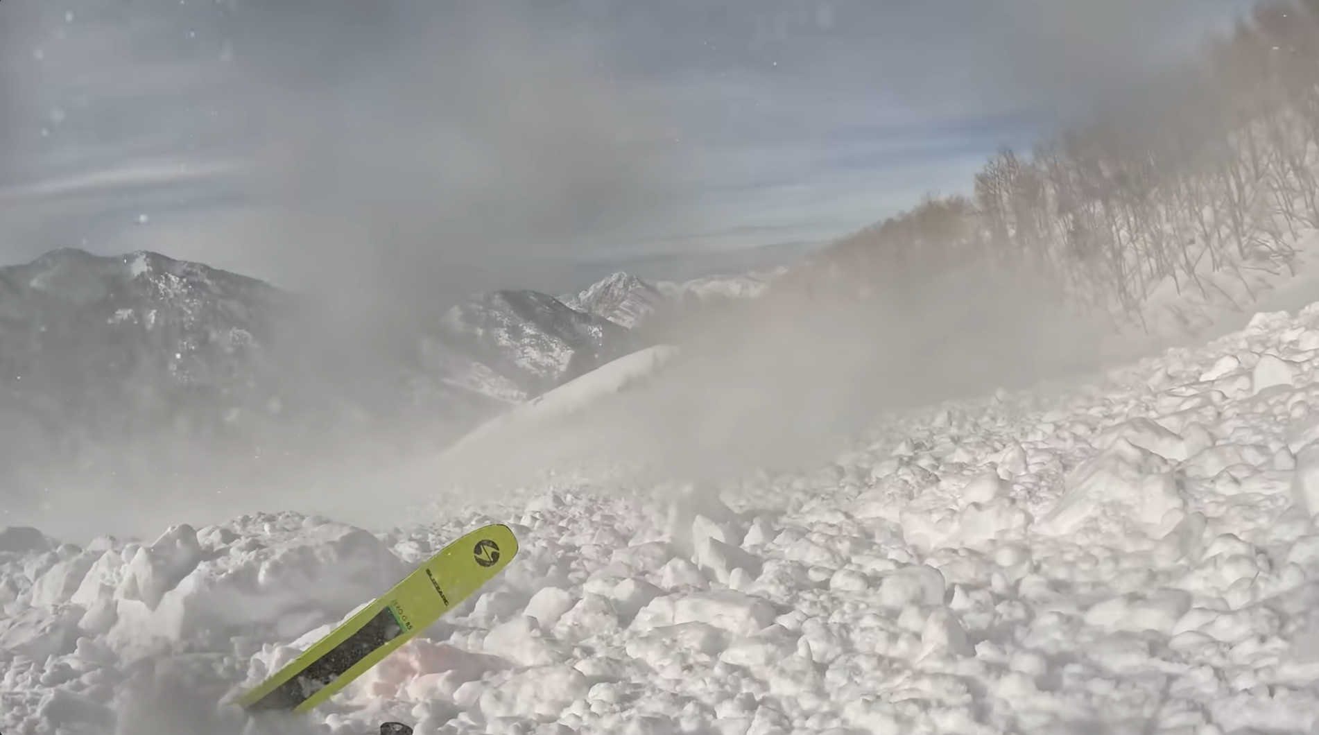 ¡INCREÍBLE!: Así quedó atrapado un esquiador en una avalancha y sobrevivió