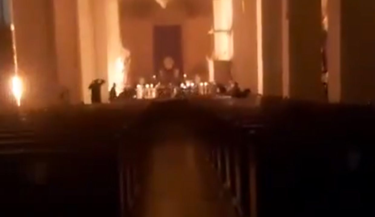 VIDEO: ¿Noche ardiente? Veladoras provocan FUERTE INCENDIO en Catedral de Santa Marta