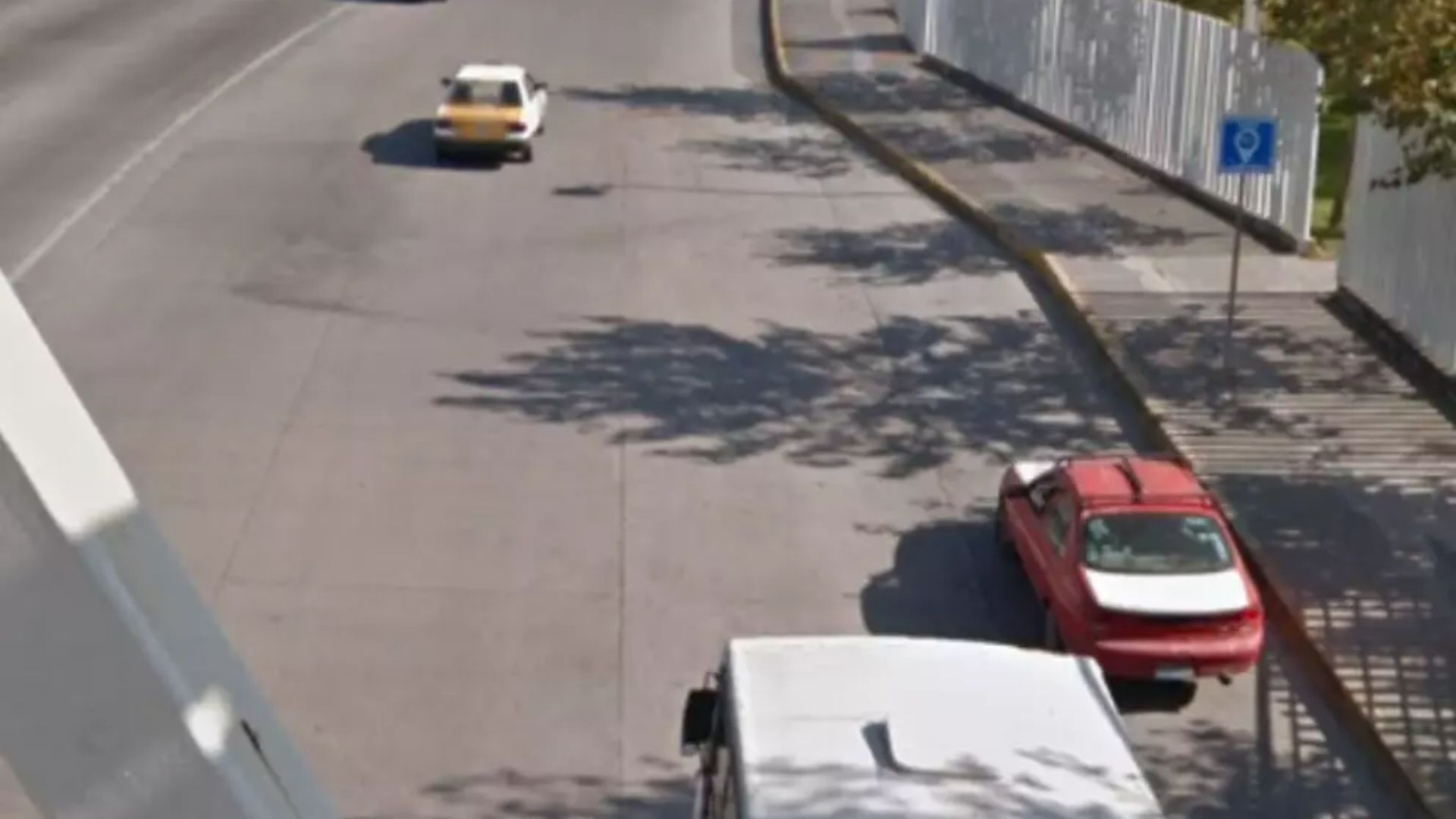 Pareja choca vehículo estacionado y huye tras amenazas en Vía Atlixcáyotl