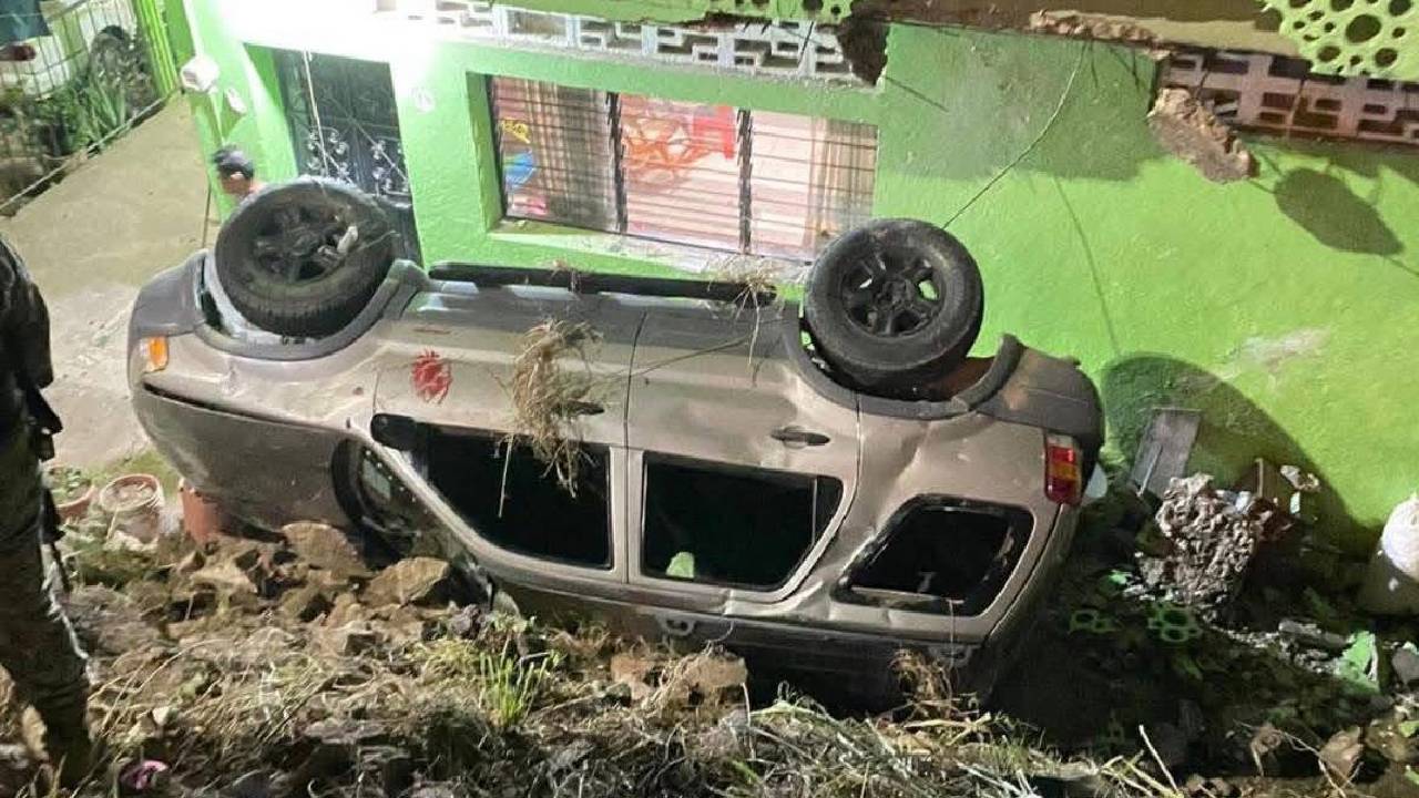 Vuelca camioneta y cae a una zanja de 5 metros en Coyuca de Benítez