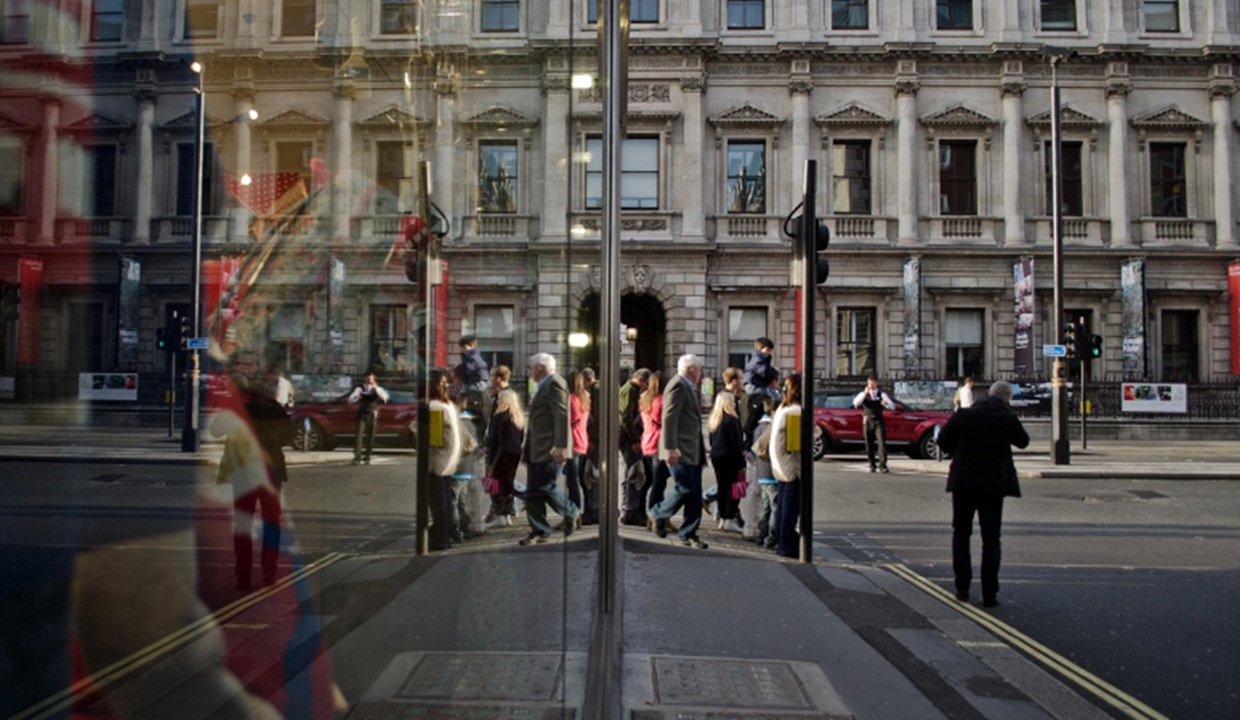 ¡Que no lo sorprendan! Peatones serán multados por ir viendo el celular al caminar por las calles