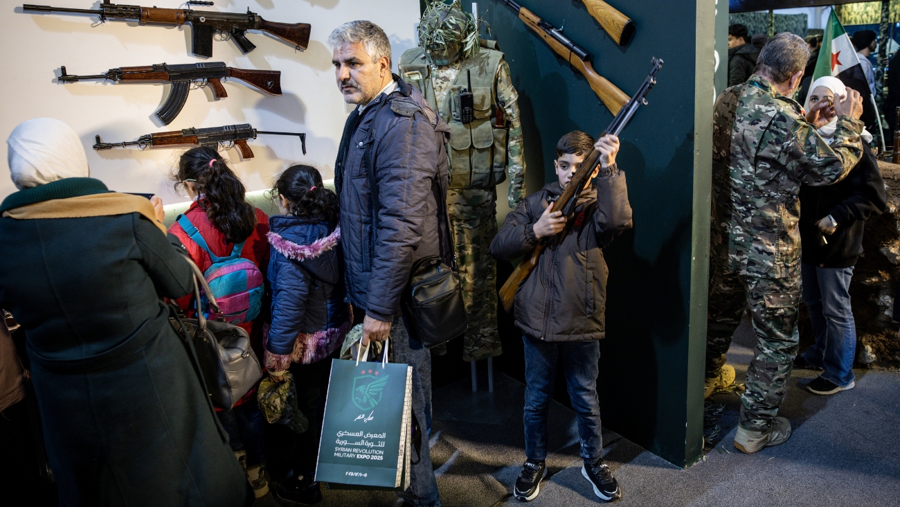 Regalan armas a niños en Estados Unidos y lo ven como una práctica normal