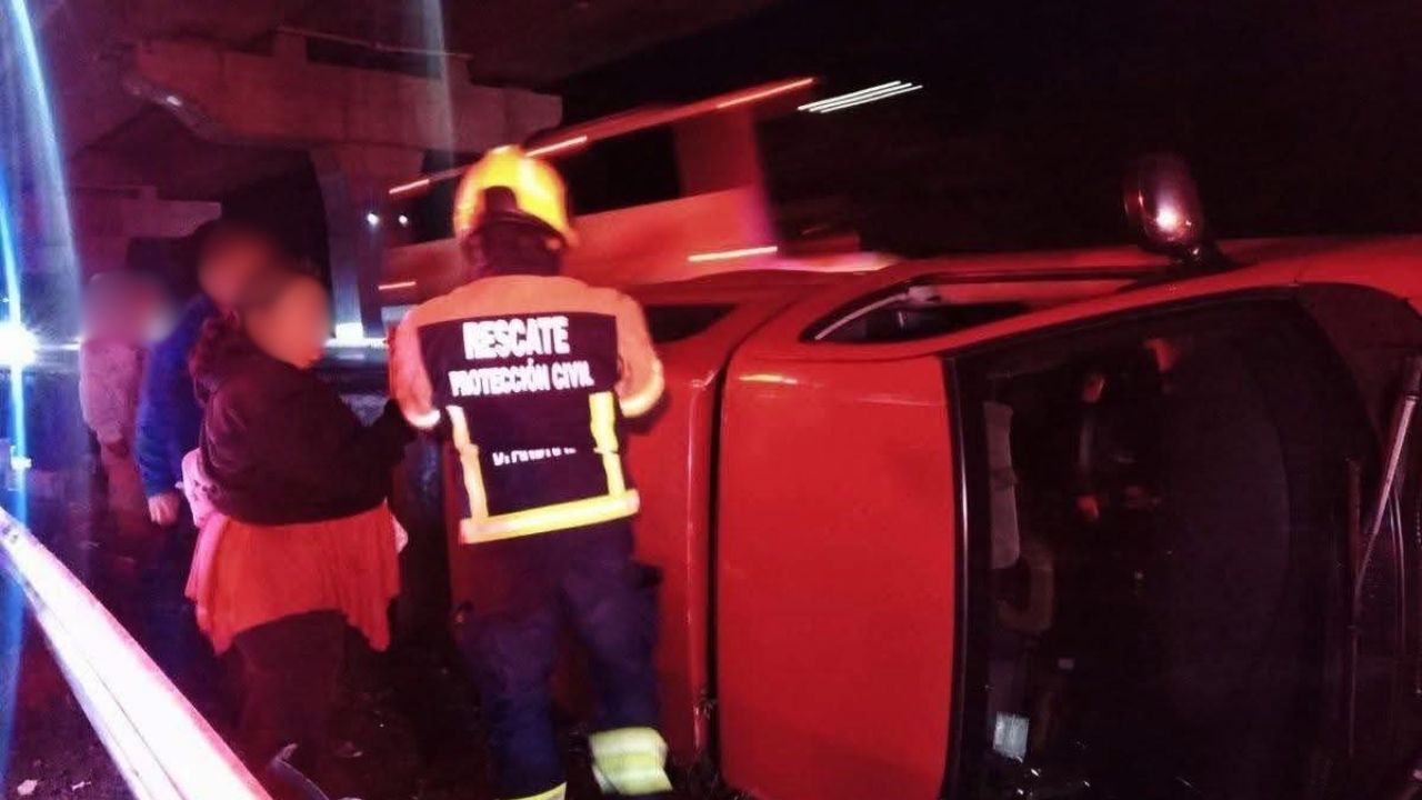 Aparatosa volcadura sobre la autopista México–Puebla dejó a familia lesionada en Hueyotlipan; regresaban de vacaciones