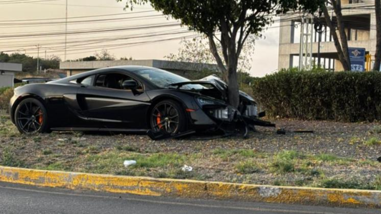 Conductor choca contra árbol en Querétaro y abandona su auto de lujo