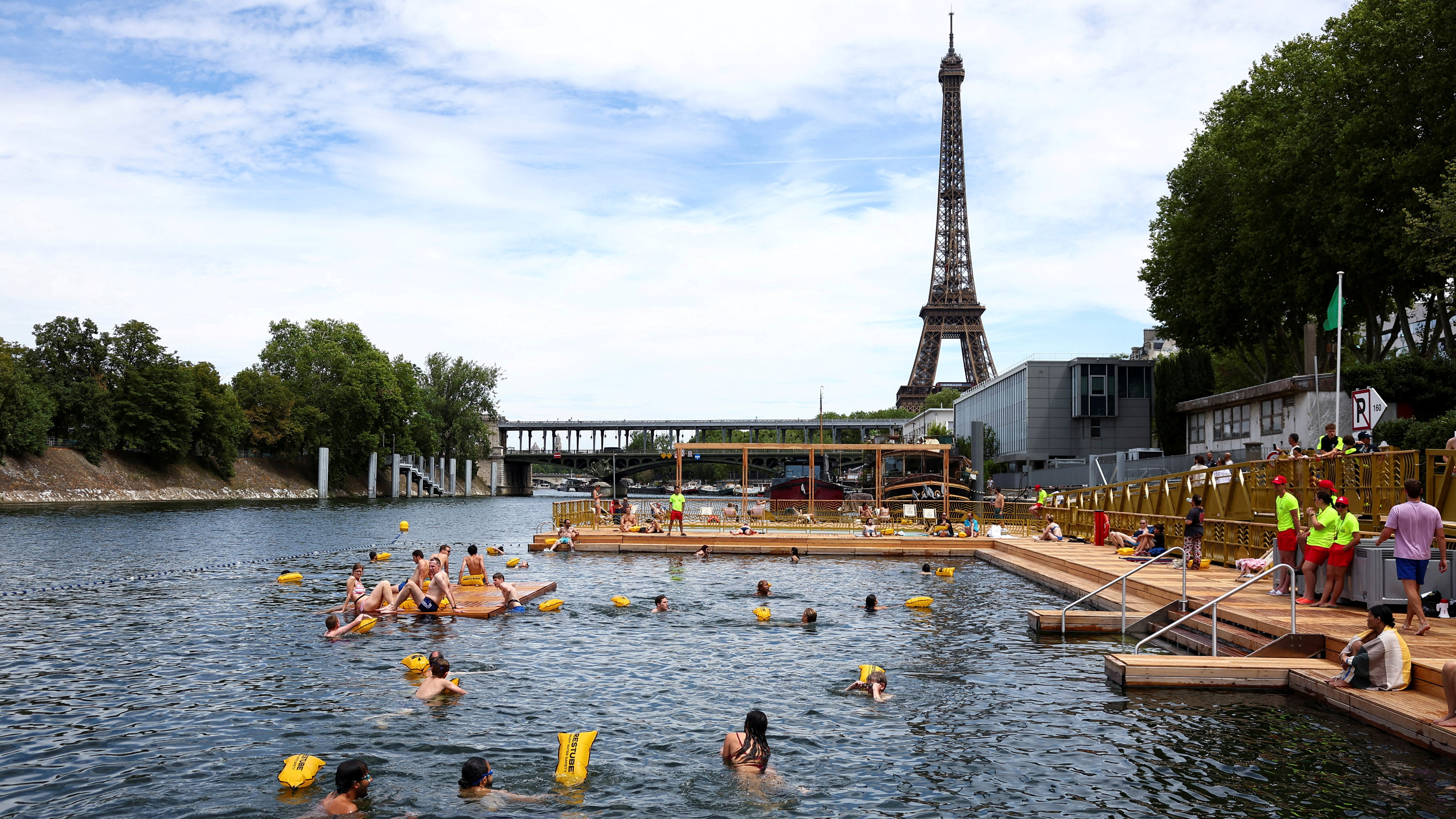 La gente vuelve a nadar en aguas del río Sena en París
