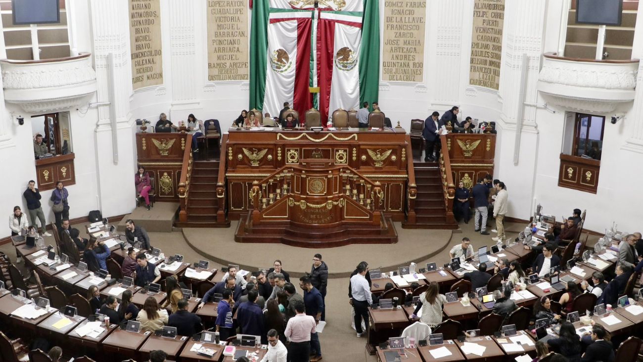 PAN toma tribuna del Congreso de CDMX con jalones; defienden Instituto de Transparencia