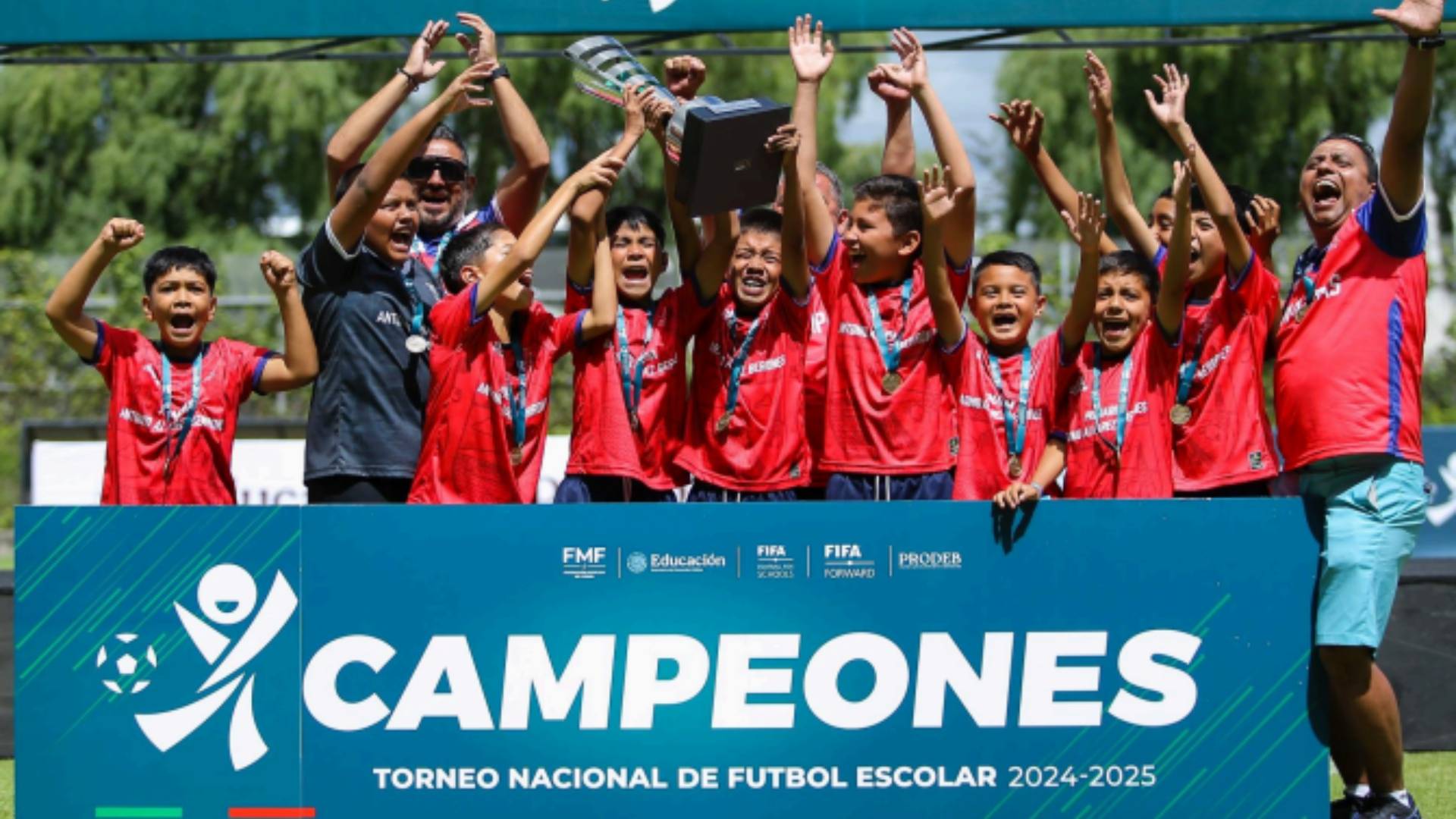 Los campeones del primer torneo Nacional de futbol escolar