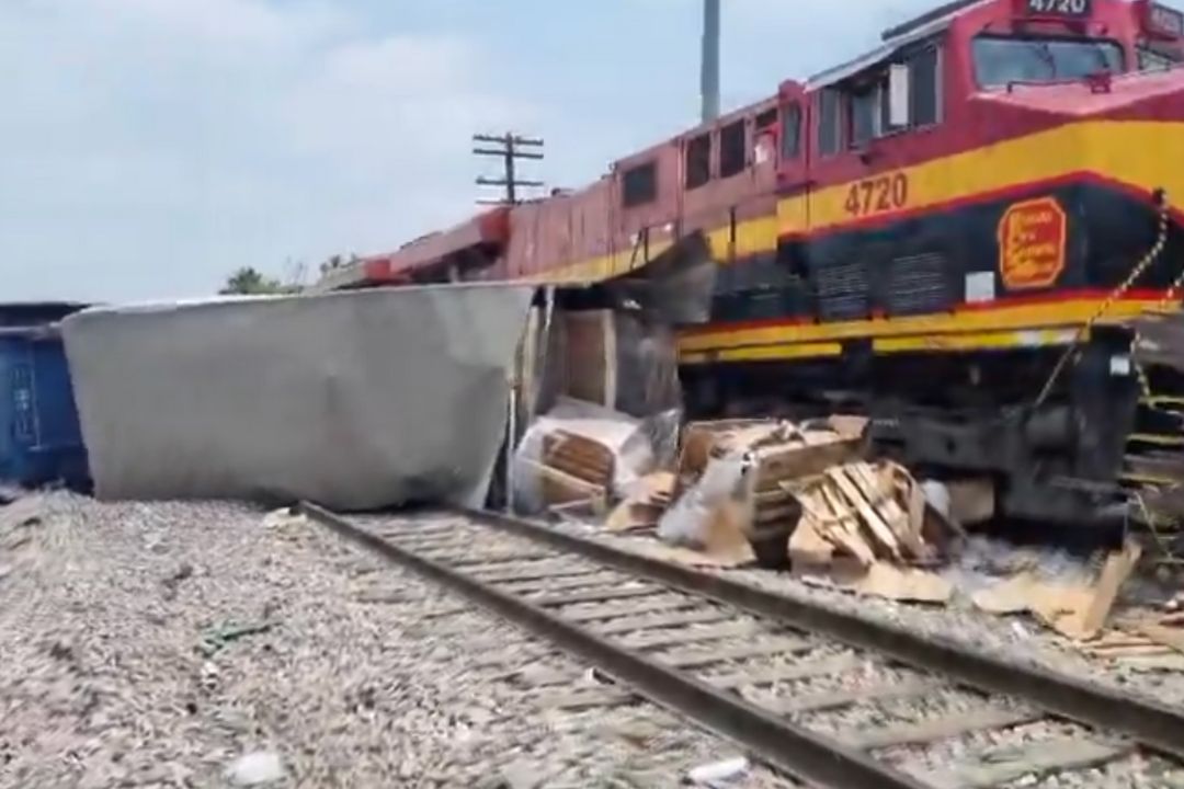 VIDEO: Tráiler intenta ganarle el paso al tren y termina destrozado en ...