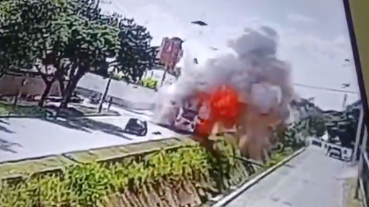 VIDEO FUERTE: Momento exacto en que autobús escolar EXPLOTA tras presunto ataque; hay una lesionada