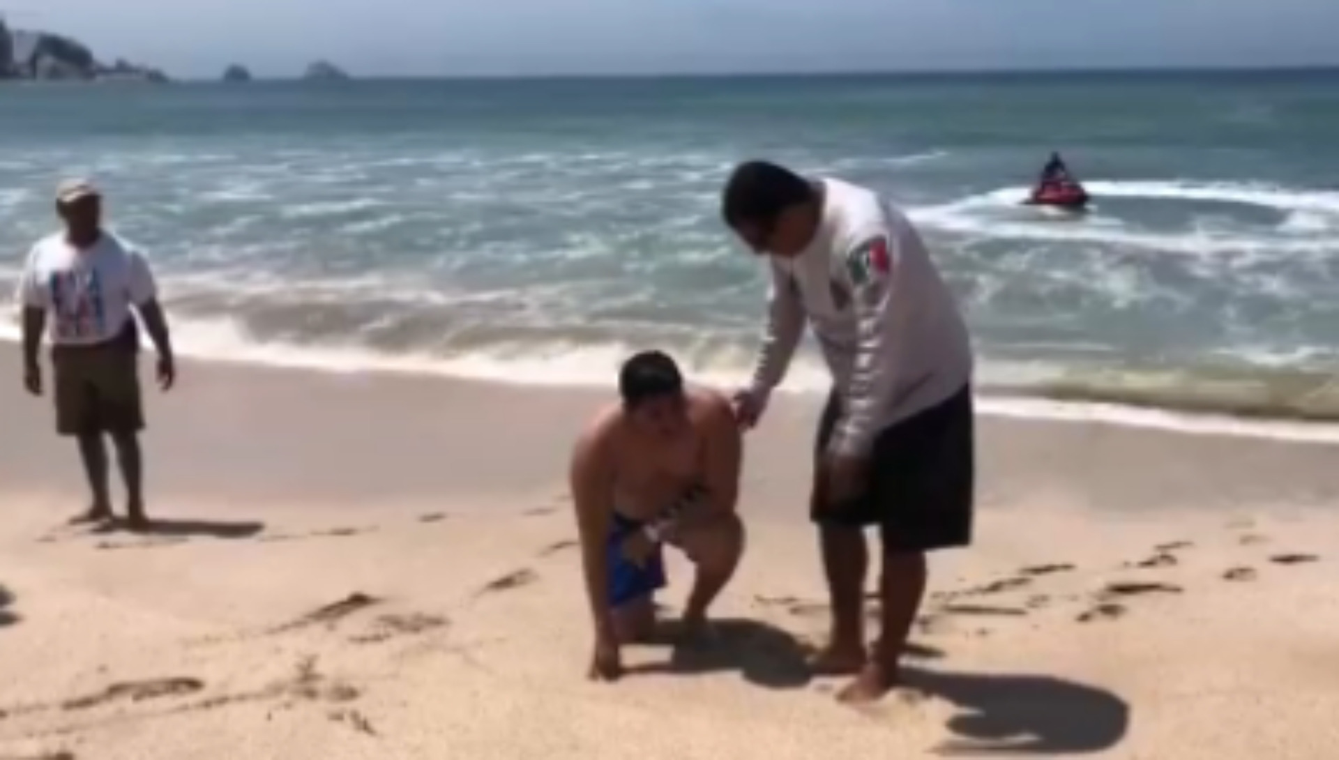 VIDEO: Rescatan a turista a punto de morir ahogado en Sinaloa