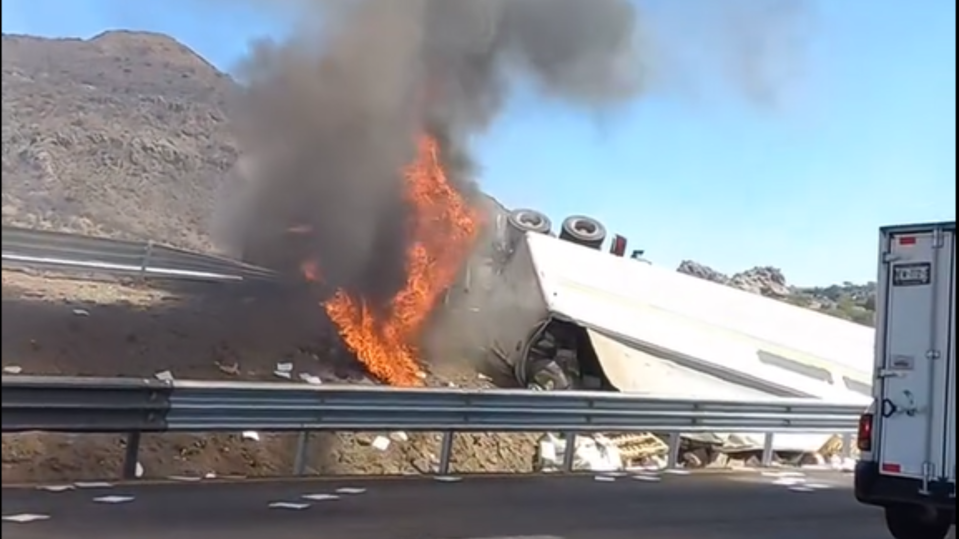 Tráiler vuelca y se incendia de inmediato en la carretera 57 a la ...