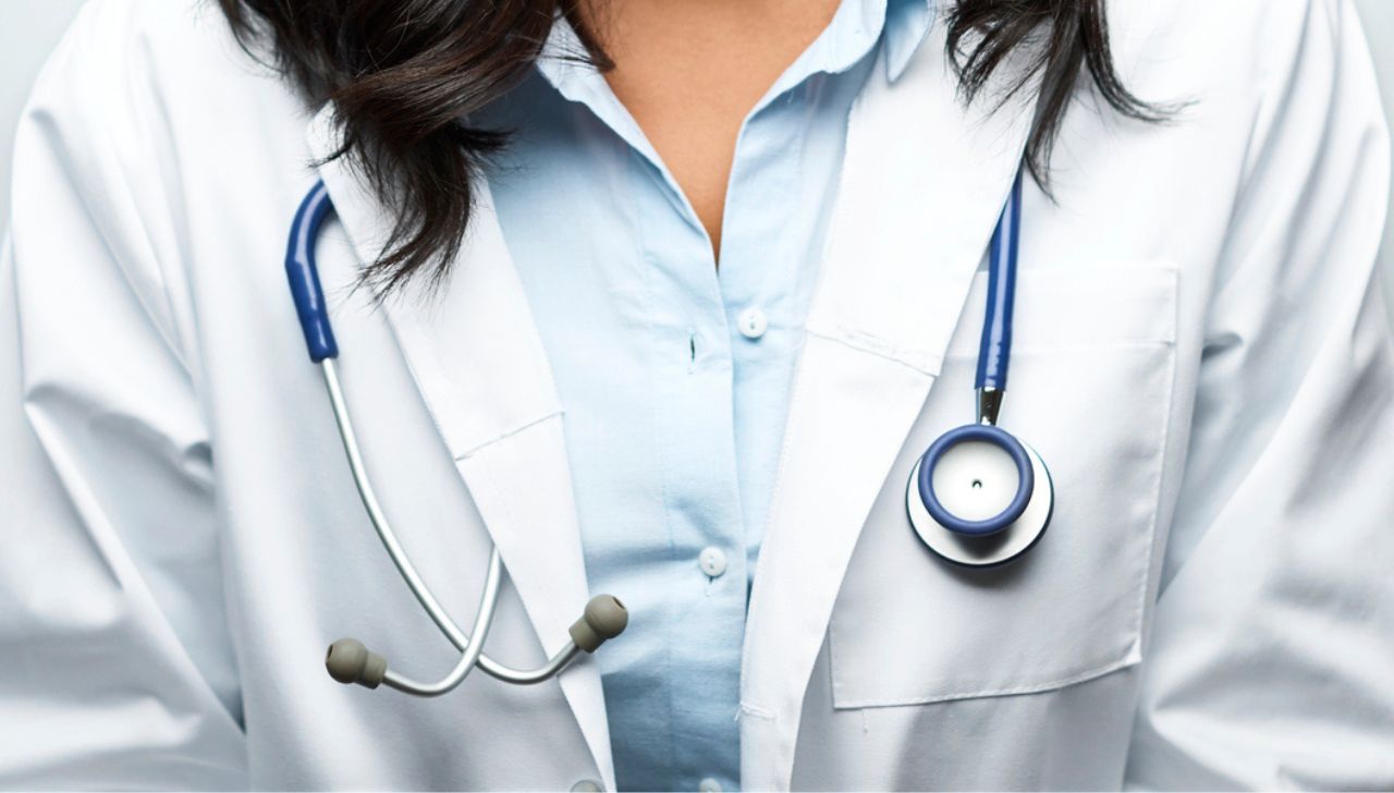 Manifestantes exigen restitución de anestesióloga