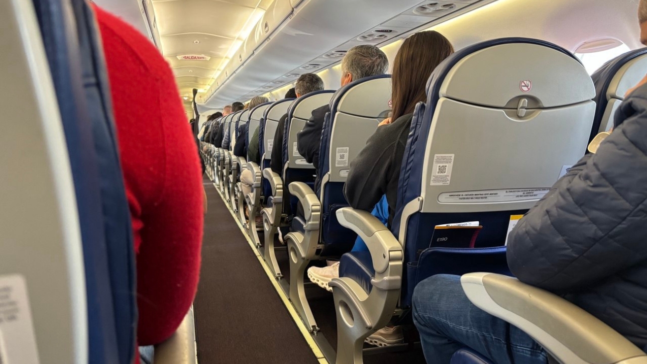 Piloto de Magnicharters se encierra en cabina de avión con pasajeros a bordo en el AICM