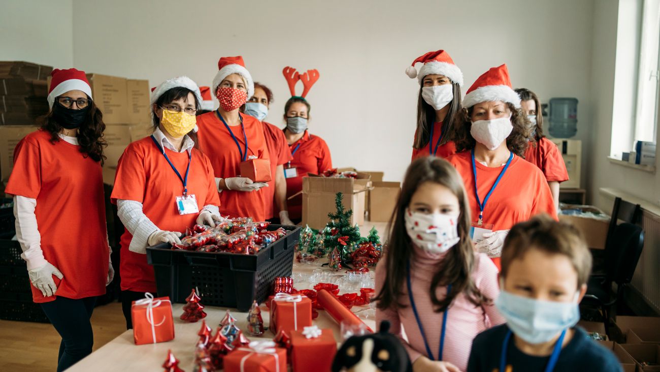 Familias reparten comida a los más necesitados esta Navidad
