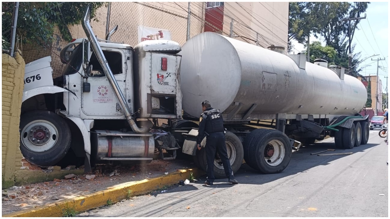Pipa se queda sin frenos y se estrella contra unidad habitacional en ...