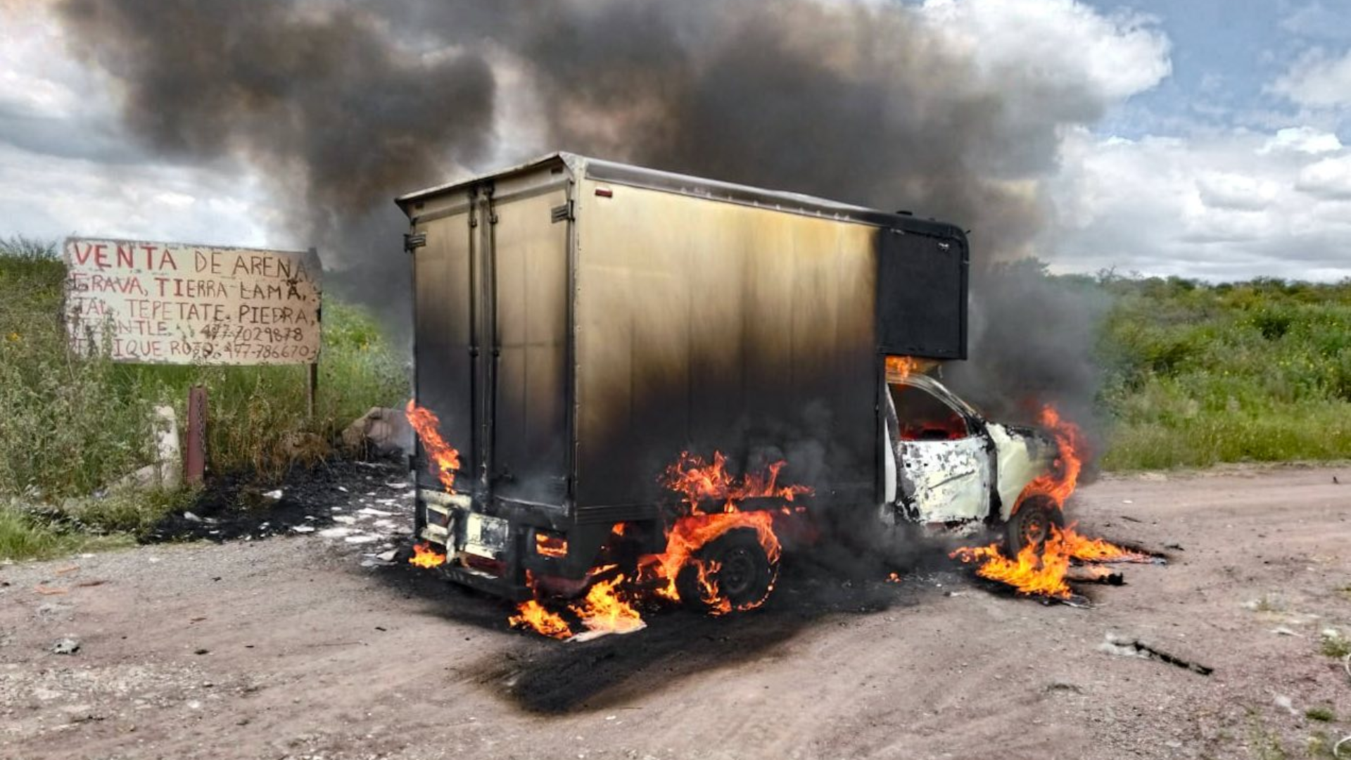 Camioneta se incendia en la carretera León-Lagos de Moreno; esto ...