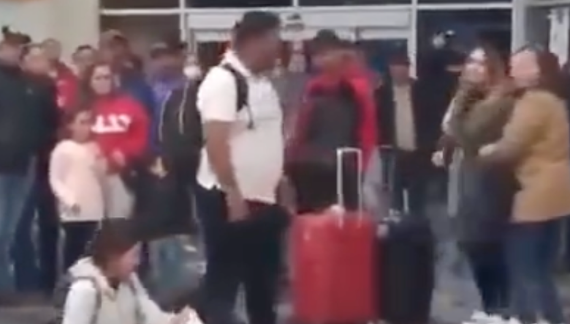 VIDEO: Mujer da golpiza a la amante de su esposo en plena Central de Autobuses; los descubre antes de irse