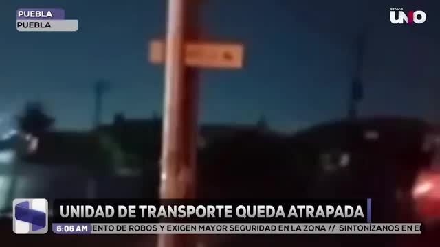 Camión de “Los Morados” cae en jagüey en Puebla tras hundirse el terreno