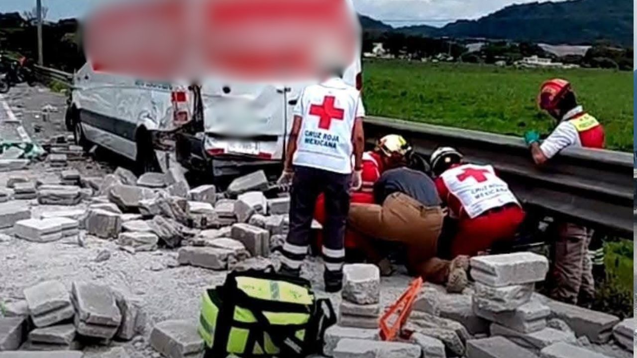FOTOS: Repartidor murió en carambola sobre la autopista Córdoba–Veracruz; estaba cambiando una llanta