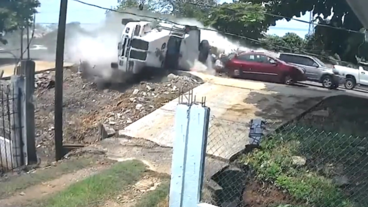 VIDEO: Retén provoca VOLCADURA de camión con PIEDRAS sobre autos en carretera Villahermosa-Teapa, Tabasco