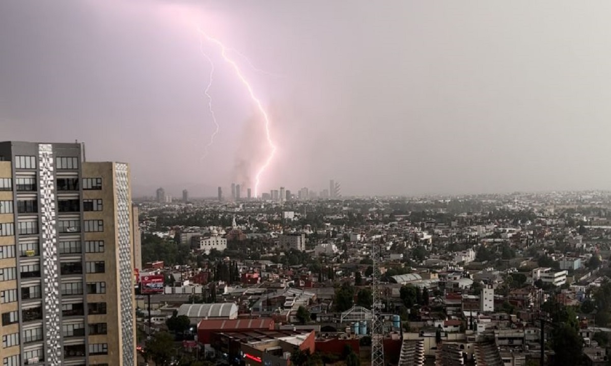 Tormenta eléctrica en Puebla provoca volcaduras, inundaciones y daños en distintas zonas