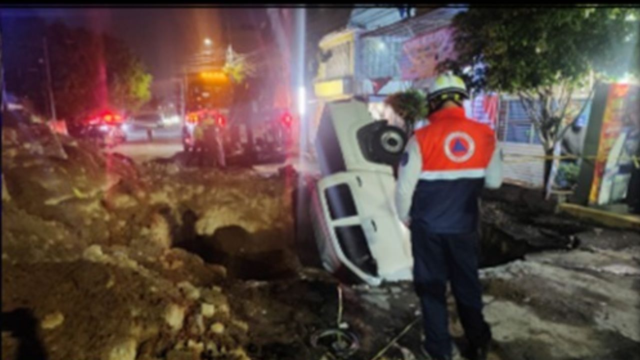 IMAGEN: Camioneta cae a zanja en obra de drenaje en Iztapalapa; conductor estaba dentro