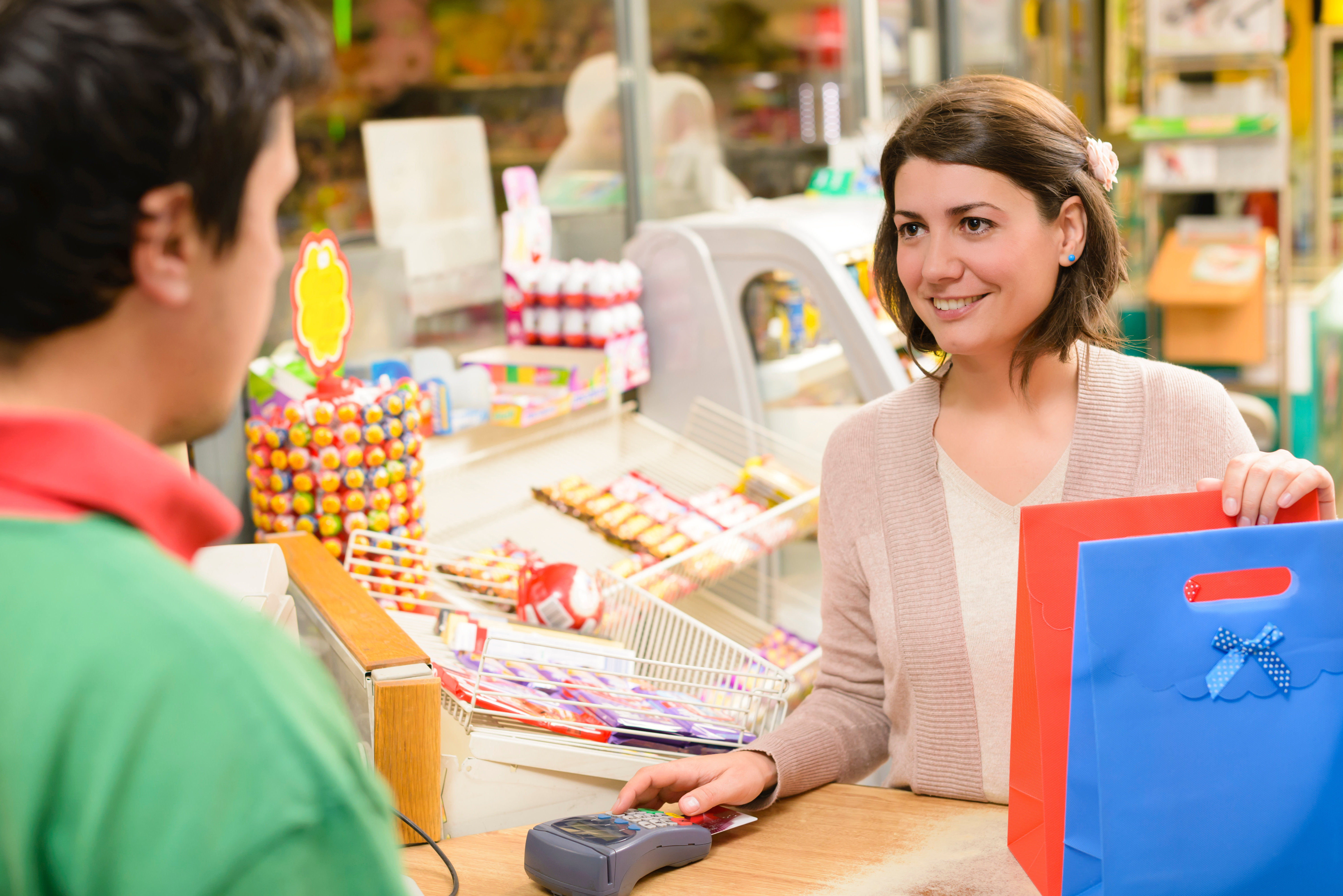 Клиенты которые не покупают. Люди в супермаркете. Человек на кассе. Довольный покупатель. Клиенты которые не покупают.
