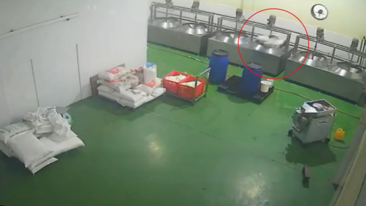 VIDEO FUERTE: Trabajadora muere en mezcladora industrial tras quedar atorada en ella