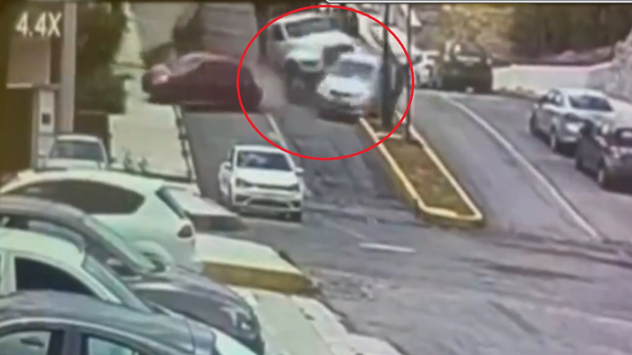 Camión sin frenos provocó choque y arrastró camioneta en Puebla