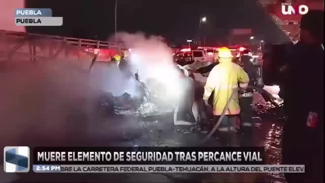 Patrulla incendiada en la autopista México–Puebla deja policía sin vida
