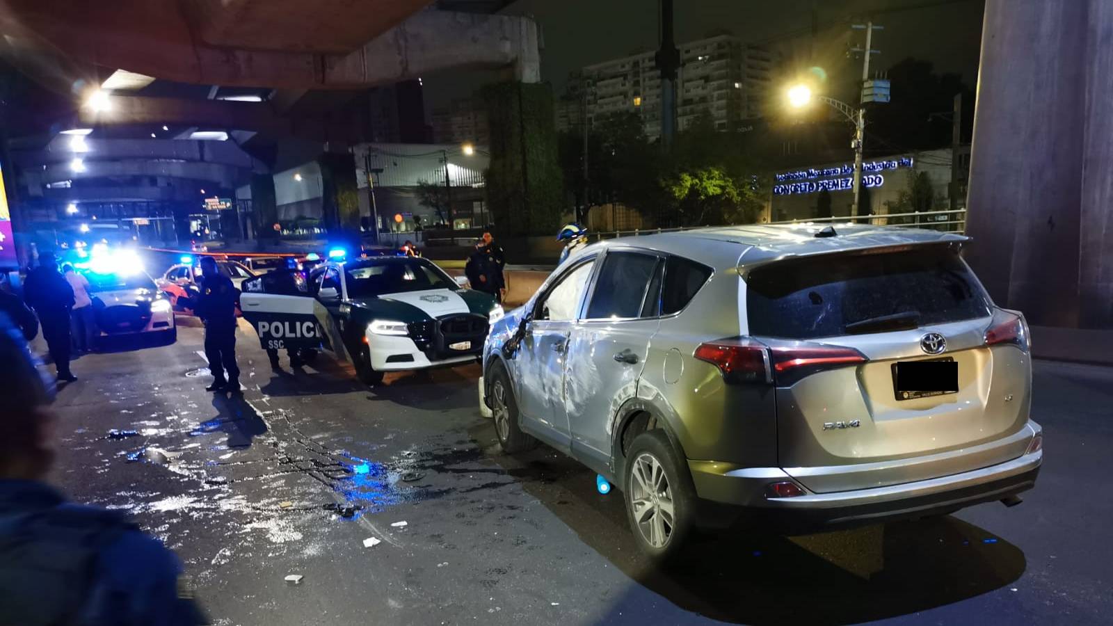Camioneta vuelca tras chocar contra taxi en San Pedro de los Pinos