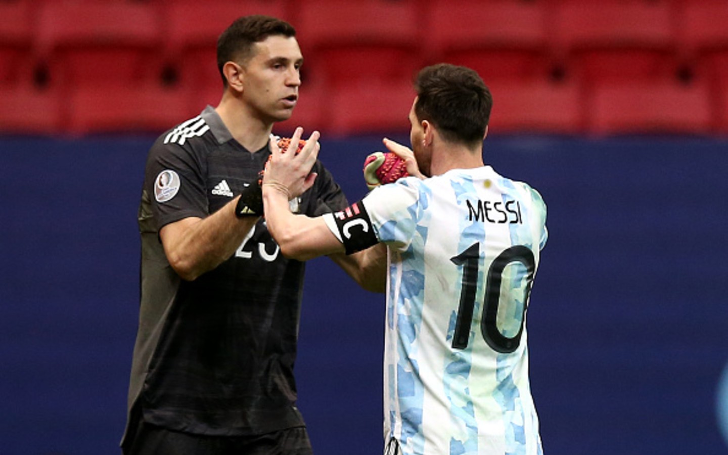 ¿Qué dijo Dibu Martínez a Messi en los penales ante? - Vimarsana News