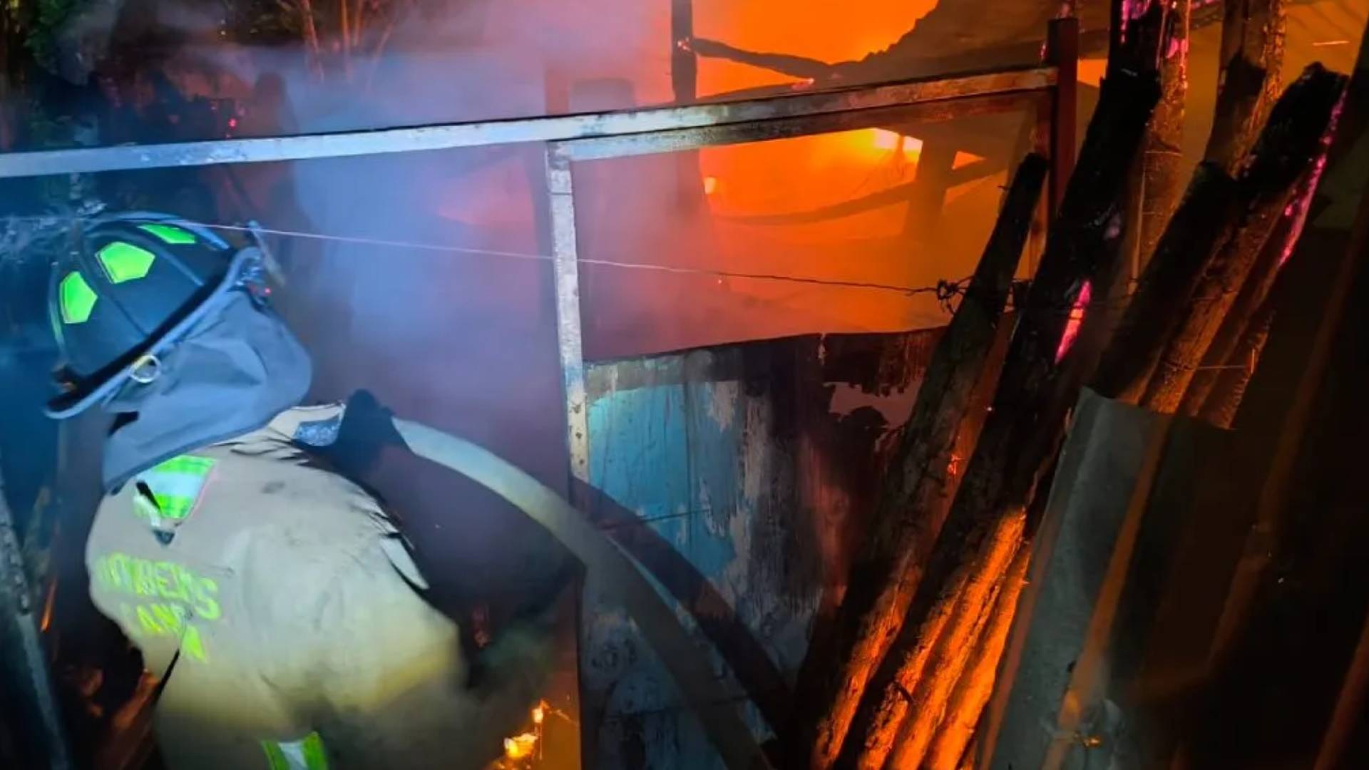 Incendio en vivienda de la Región 235 de Cancún deja a familia sin hogar