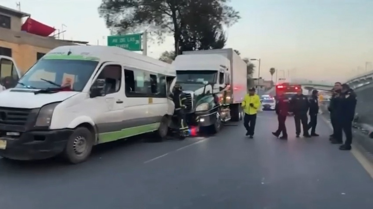 FOTOS: Hombre queda prensado tras choque de tráiler contra camión de pasajeros en autopista México-Puebla hoy 2 de abril de 2026