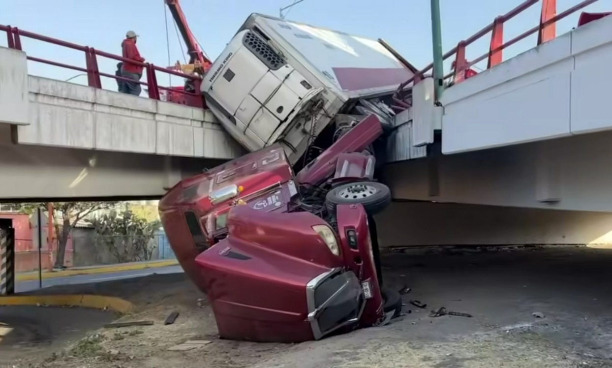 Tráiler de doble remolque pierde el control y cae desde un puente ...