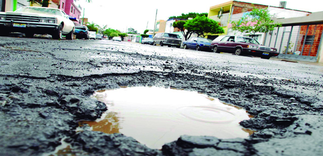Vecinos de la Avenida Alba denuncian albercas peligrosas que afectan tránsito diario