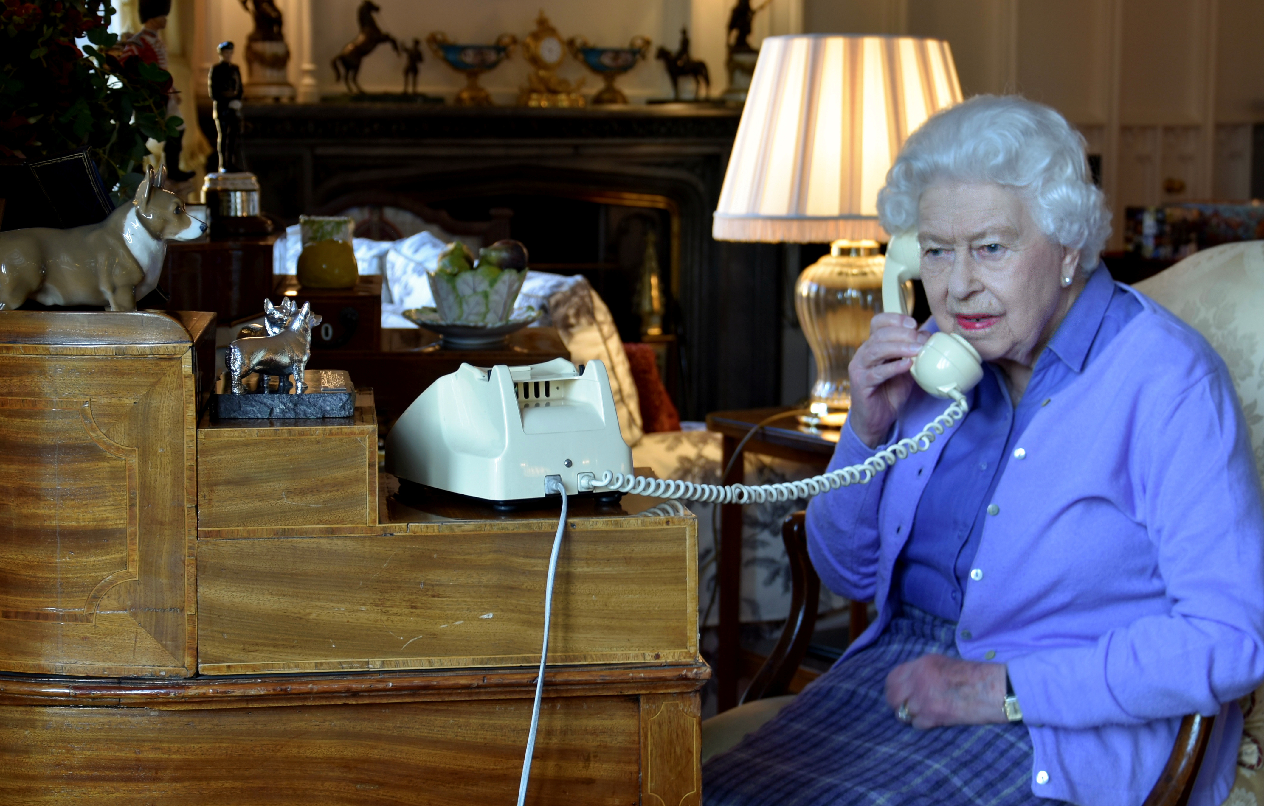 Reina Isabel cumple 94 años en confinamiento