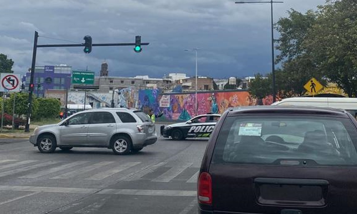 IMÁGENES: Conductor es atropellado en el Bulevar 5 de Mayo hoy miércoles; hay cierre