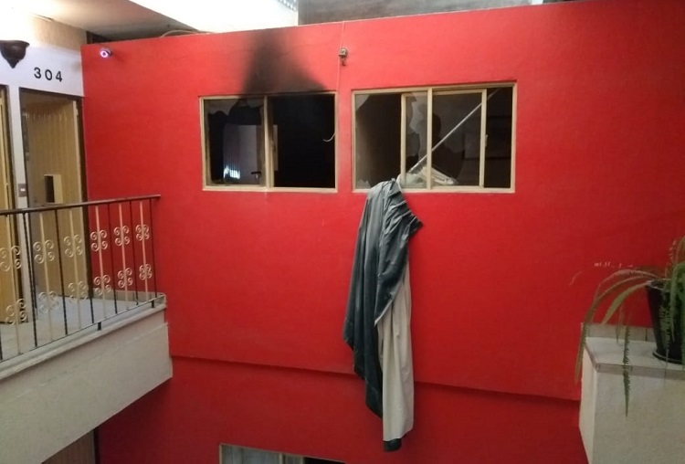Por incendio, hombre se arroja del tercer piso de un hotel en Guadalajara